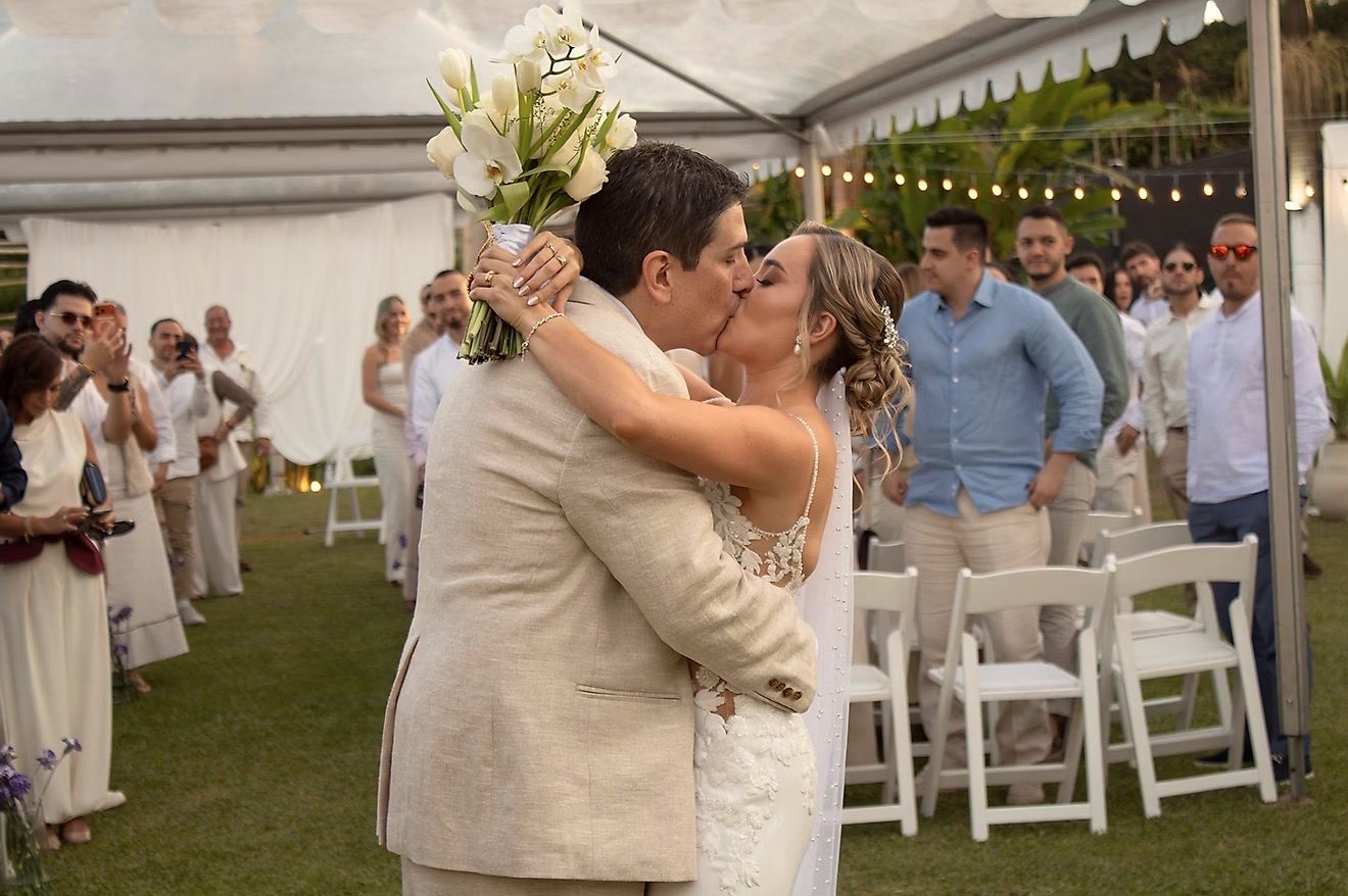 Beso de los novios al final de la ceremonia