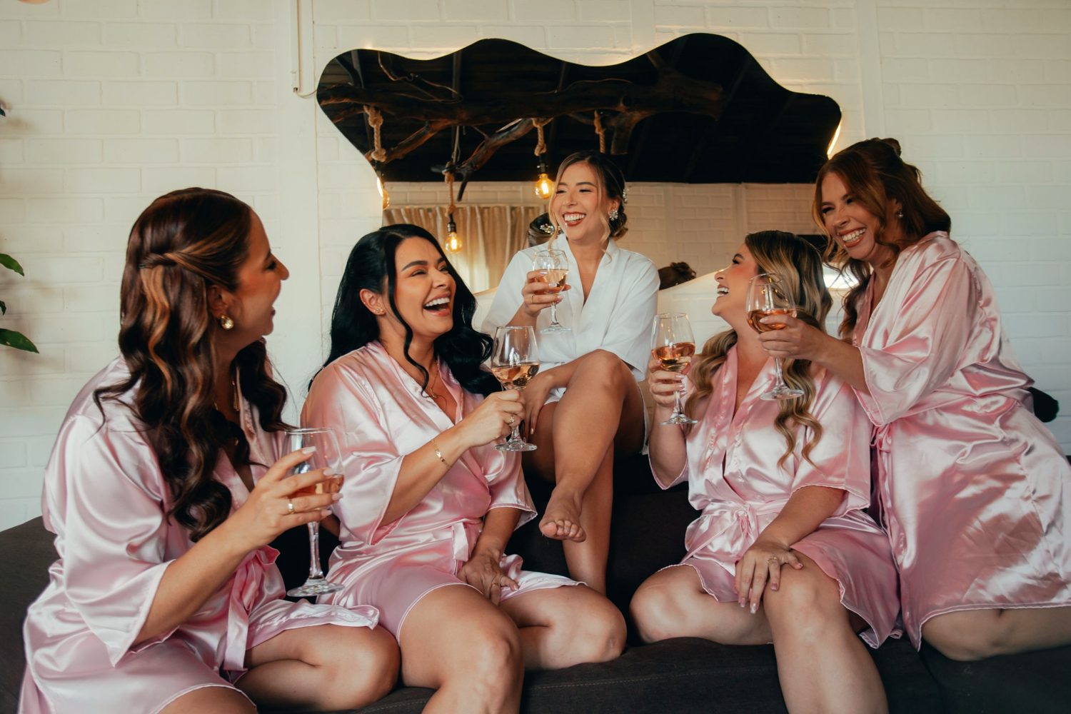 La novia y sus amigas brindando en la sala de Casa Armonía