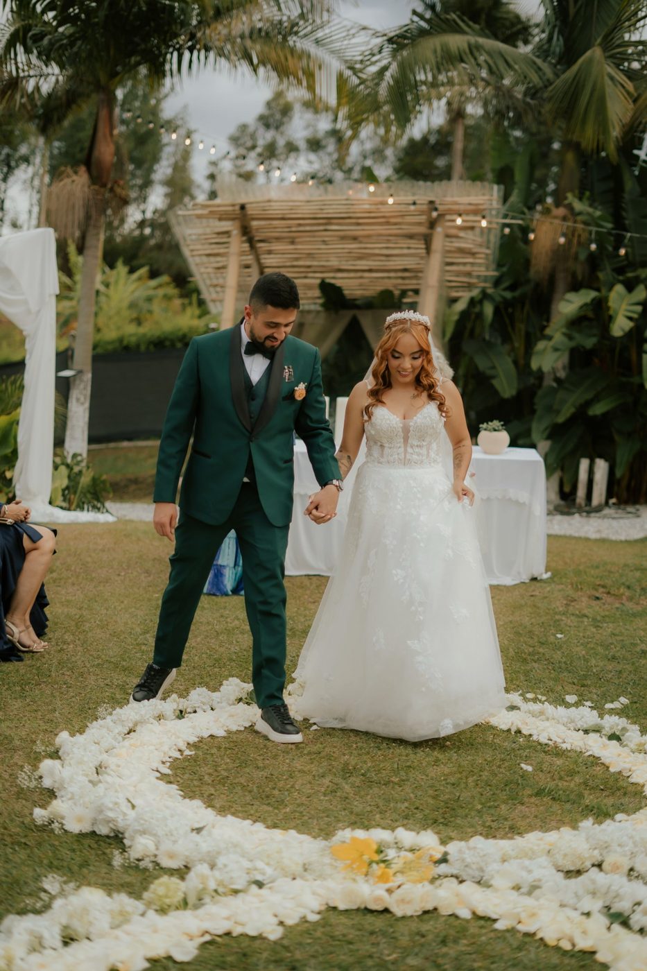 Los novios caminando sobre el círculo de pétalos